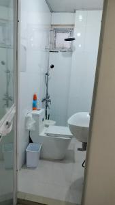 a bathroom with a tub and a sink and a toilet at Baguio Brentwood Villas in Baguio