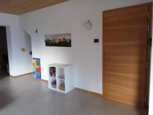 Habitación con puerta de madera y pared blanca en Relaxing accommodation and family, en Flavon