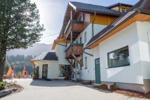 ein Haus mit einem Balkon und einer Terrasse in der Unterkunft Die Nockalm in Turracher Hohe