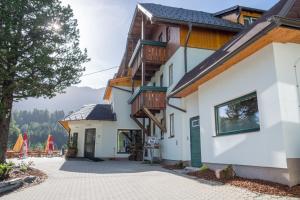 una casa con balcone e patio di Die Nockalm a Turracher Hohe