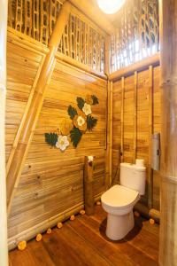 SelatにあるMagical Bamboo House with Breathtaking viewの木製の部屋のバスルーム(トイレ付)