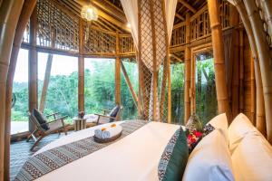 SelatにあるMagical Bamboo House with Breathtaking viewの窓のある部屋にベッドがある寝室 +47枚の写真