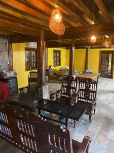 un salon avec des chaises et une table et un plafond dans l'établissement Xóm Cảng homestay-Thac Ba lake, à Yên Bái