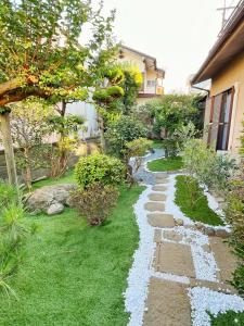 a garden with a stone path in front of a house at Japan Harry Potter 5min Walk Guesthouse 東京ハリーポッターまで徒歩5分の民宿 in Tokyo
