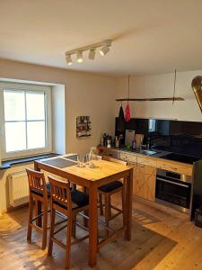 a kitchen with a wooden table and some chairs at Ferienhaus auf dem Land in Zell im Fichtelgebirge
