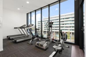 Fitness centrum a/nebo fitness zařízení v ubytování 3BR 3BA Next to Mall & Govt Hub with Pool and Gym