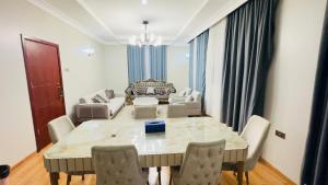 Khu vực ghế ngồi tại the villas Hotel +2 ảnh