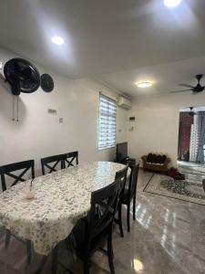 Posezení v ubytování Eqa's Homestay Perfect for Muslim family vacation