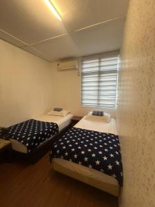 Postel nebo postele na pokoji v ubytování Eqa's Homestay Perfect for Muslim family vacation + 6 fotografií