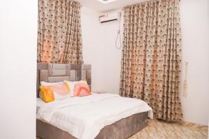 ein Schlafzimmer mit einem großen Bett mit Vorhängen in der Unterkunft Serenity place in Ilorin