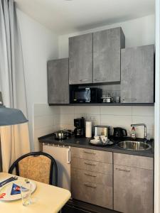 a kitchen with a table and a counter top at Ferienwohnung Walsrode City in Walsrode