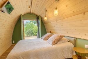 Un pat sau paturi într-o cameră la Chambre d'Hôtes La Guignette