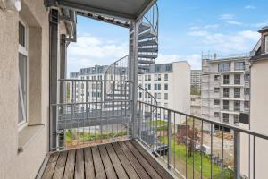 un balcon avec vue sur une ville dans l'établissement Erholsame Wohnung mit Balkon und Einbauküche im Herzen Leipzigs, à Leipzig