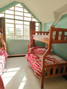 une chambre avec deux lits superposés et une fenêtre dans l'établissement Hephy Suites and BnB, à Nairobi