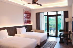 延安市にあるWanda Jin Yan'anのベッド2台とバルコニー付きのホテルの部屋 +39枚の写真