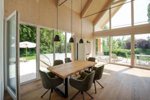 a dining room with a wooden table and chairs at Am Grassnitzberg in Grassnitzberg