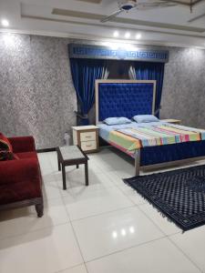 Una cama o camas en una habitación de Elegance Abounds