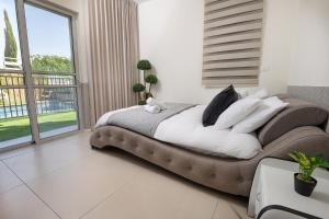 Ένα ή περισσότερα κρεβάτια σε δωμάτιο στο Villa siena - וילה מהממת עם בריכה פרטית מחוממת מול הכנרת