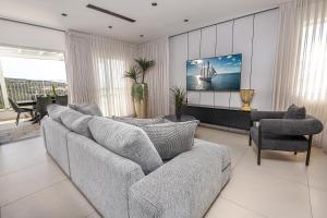 Χώρος καθιστικού στο Villa siena - וילה מהממת עם בריכה פרטית מחוממת מול הכנרת