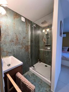 a bathroom with a tub and a sink and a shower at La provence avec piscine privative en campagne in Pernes-les-Fontaines