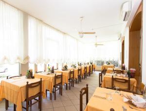 A restaurant or other place to eat at Hotel Villa Ombrosa