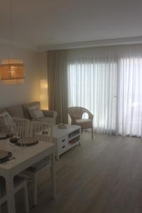 ein Wohnzimmer mit Sofa und Tisch in der Unterkunft Arguineguín, pueblo pesquero in Arguineguín