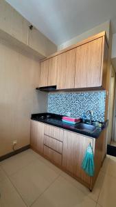 una cucina con un lavello e un piano di lavoro di Apartemen Anderson PTC surabaya by staycation 28 a Surabaya