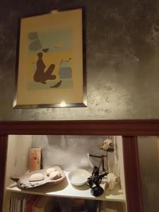 Un estante con una foto y una cámara encima. en Suite Apartment San Marco 1825, en Venecia 44 fotos más