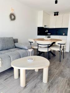 Dapur atau dapur kecil di Modern 3 Bedroom Apartment with Seaview, 150m from the beach & free parking spot