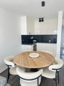 Dapur atau dapur kecil di Modern 3 Bedroom Apartment with Seaview, 150m from the beach & free parking spot