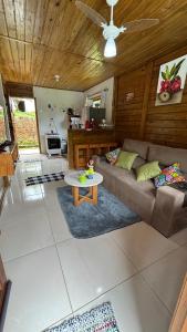una sala de estar con un sofá y una mesa en Recanto da Tia Juju, en Santa Teresa