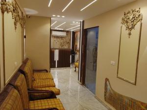 een wachtkamer met banken en een spiegel bij Red pyramids view hotels Foreiigners only in Caïro +17 foto's
