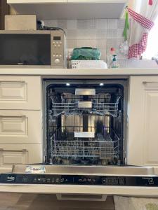 Kuchyň nebo kuchyňský kout v ubytování Full 2-storey house while on holiday + 28 fotografií