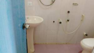 un bagno con lavandino, doccia e WC di Hummus Bay Arugam ad Arugam
