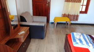 un soggiorno con un divano e una sedia di Hummus Bay Arugam ad Arugam