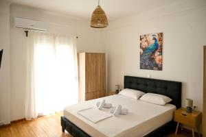 テッサロニキにあるThessaloniki Downtown Comfort 1 Apartmentの白いシーツが敷かれた大きなベッドのある寝室