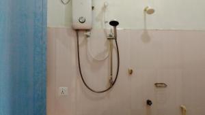 e bagno con doccia e soffione. di Hummus Bay Arugam ad Arugam