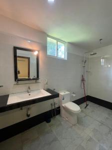 Bilik mandi di Catamaran Villa