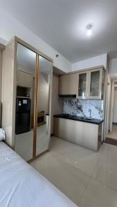 una camera con cucina e letto. di Anderson Benson Pakuwon mall Daily by Sty a Surabaya