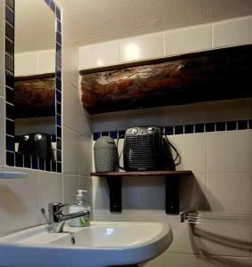 a bathroom with a sink and a mirror and a sink at 90 m2, 3 chambres, coeur de village, 10 mns des pistes, navette gratuite in Bolquere Pyrenees 2000 +50 photos