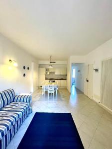 a living room with a couch and a table at Splendido trilocale a due passi dal mare in Santa Margherita Ligure