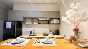 Η κουζίνα ή μικρή κουζίνα στο Lovely and Cozy Condo at O Residences