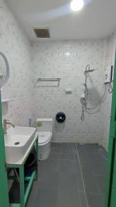 un bagno con wc, lavandino e doccia di Casa de la Siesta - BNB set up a Ban Nasap