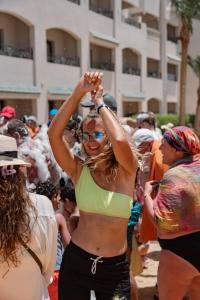 une femme dansant dans une foule lors d'un festival dans l'établissement Sunny Days El Palacio Resort & Spa, à Hurghada