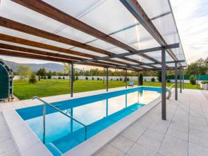 Πισίνα στο ή κοντά στο Holiday Home Neoric with Heated Pool