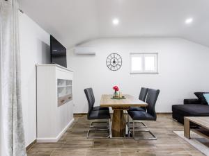 Χώρος καθιστικού στο Holiday Home Neoric with Heated Pool