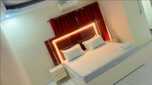 Postel nebo postele na pokoji v ubytování Hotel Moon River + 8 fotografií