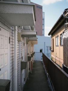 een balkon van een appartementengebouw met een gang bij D Regalo in Ichikawa +34 foto's