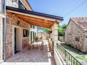 Το κτήριο όπου στεγάζεται  η παραθεριστική κατοικία +30 φωτογραφίες