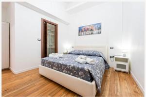 Un dormitorio con una cama con toallas. en Colombo House, en Quartu SantʼElena